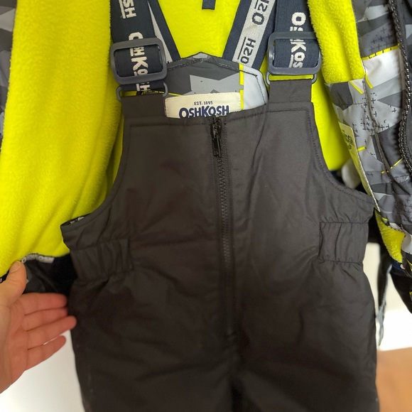 Coat never been used..snow pants hardly used.3 pieces:snow pants,coat and beret - Picture 4 of 6